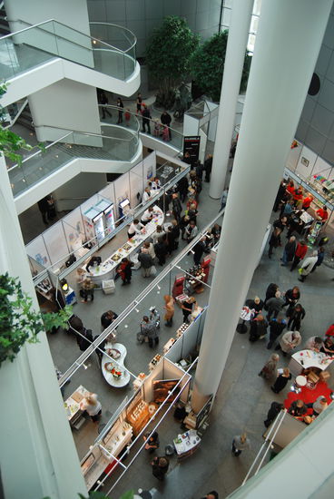 Blick nach unten zur Ausstellung