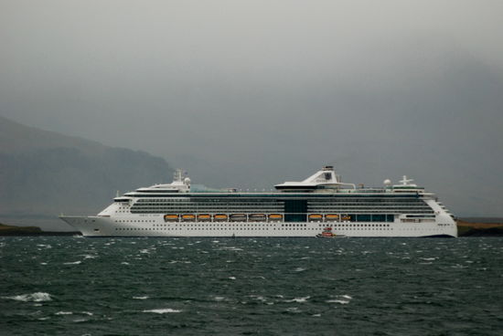 Kreuzfahrtschiff verläßt Reykjavík