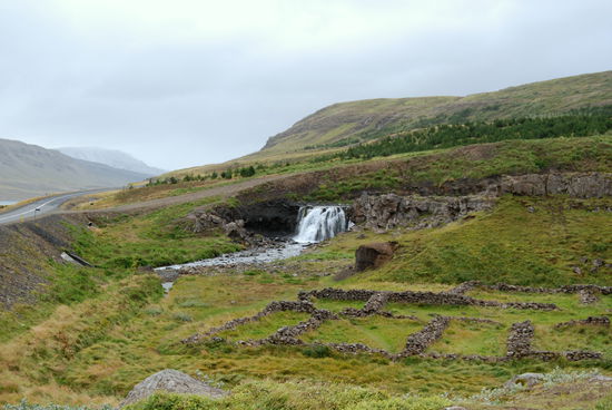 kleiner, aber schöner Wasserfall am Weg