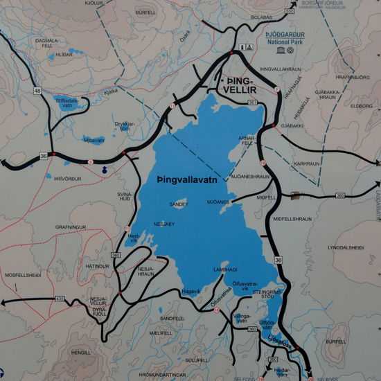 wir kamen von Nordwesten, fuhren am Westufer entlang und dann weiter nach Westen Richtung Reykjavík (Tafel am Parkplatz)