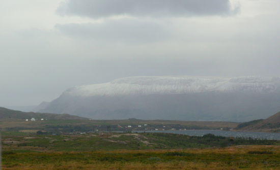 Schnee auf den Berggipfeln