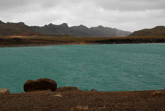 grüner See neben dem Sulfatarengebiet, auch auf Satellitenbildern zu erkennen