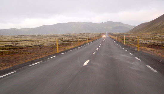der Wind treibt Schneeschauer über die Straße