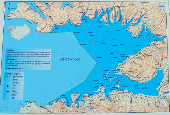 Informationstafel am Aufstieg zum Felsen: von hier fährt die Fähre zu den Westfjorden