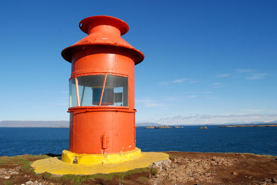 auf dem Felsen, der den Hafen schützt
