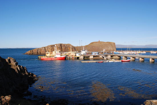 Hafen mit vorgelagertem Felsen