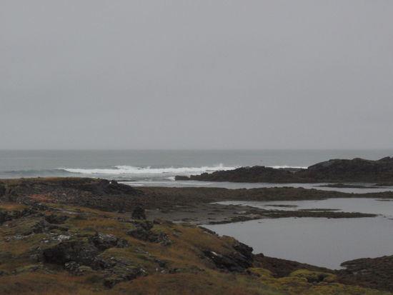 an der Küste grau in grau und hohe Wellen