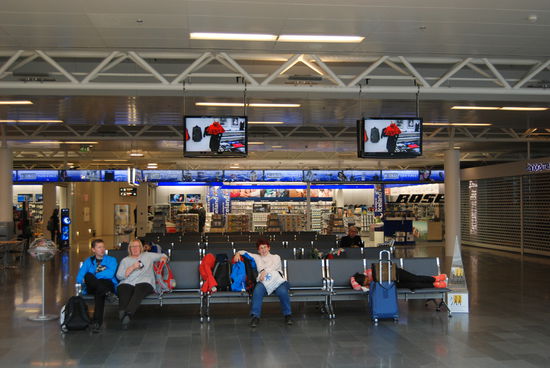 warten in der Abflughalle