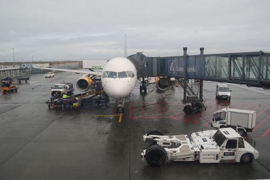 unser Flugzeug wartet auf uns