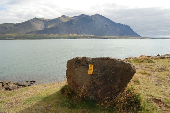 Hat diesen Stein Skallgrímur Kveldúlfsson seiner Magd hinterher geworfen?