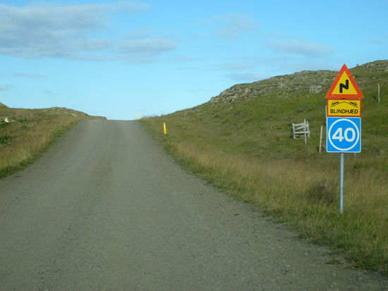 Blindhæd - Blindheit, so wird vor unübersichtlichen Kuppen gewarnt