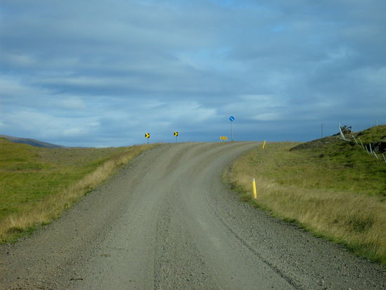 noch ne Kuppe, diesmal mit Richtungspfeil