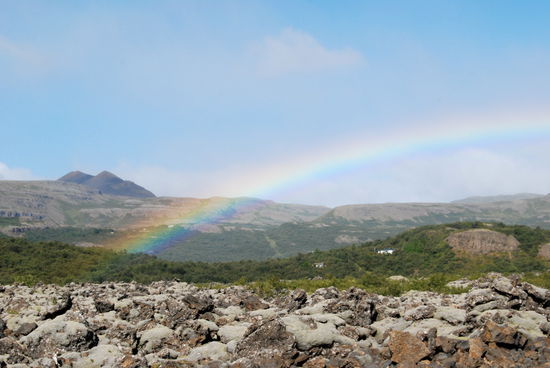 Regenbogen im Lavafeld