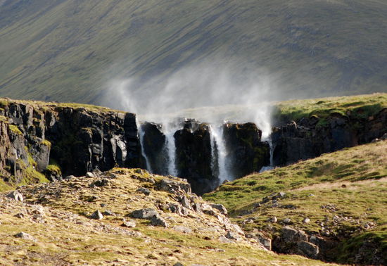 der Wasserfall fließt aufwärts 