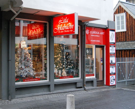 Laden mit Weihnachtszubehör