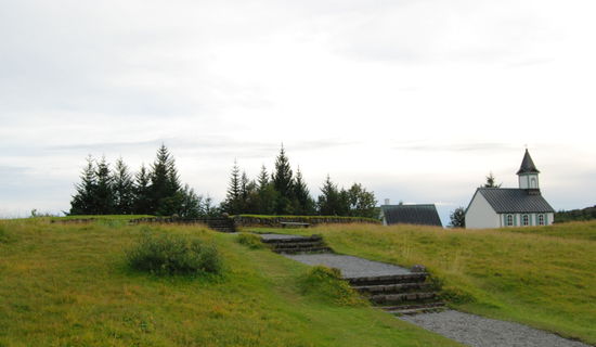 Versammlungsplatz der Goden im Vordergrund