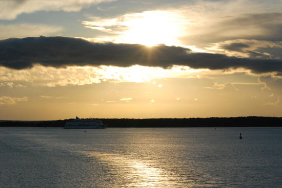wir verlassen den Fahrweg der Birka Paradise im Sonnenuntergang