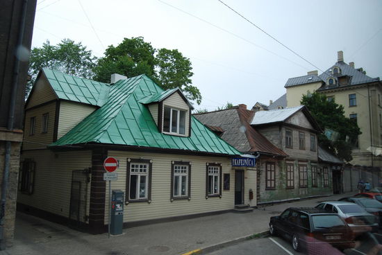 dazwischen auch kleine und einfache Häuser