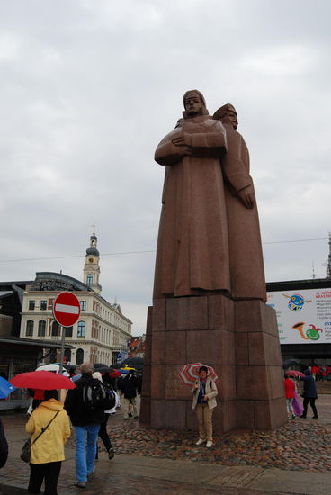 Denkmal der lettischen Schützen vor dem Okkupationsmuseum