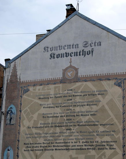 Konventhof, Giebel mit deutscher Beschriftung