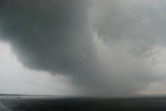 bei trübem Wetter und hereinbrechender Dunkelheit