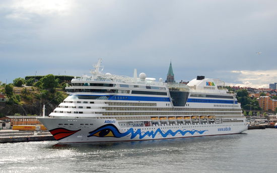 Kreuzfahrtschiff Aida Bella liegt vor dem Vikingterminalen, unserer Anlegestelle