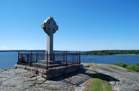 mit Ansgarkreuz, errichtet 1834 zum 1000jährigen Gedenken an die Ankunft des Mönchs Ansgar in Birka