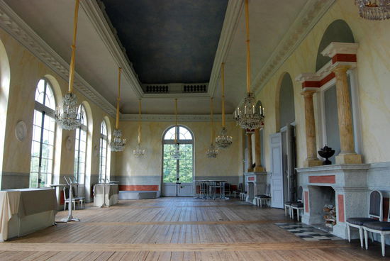 Blick von außen in den großen Saal des Theaters
