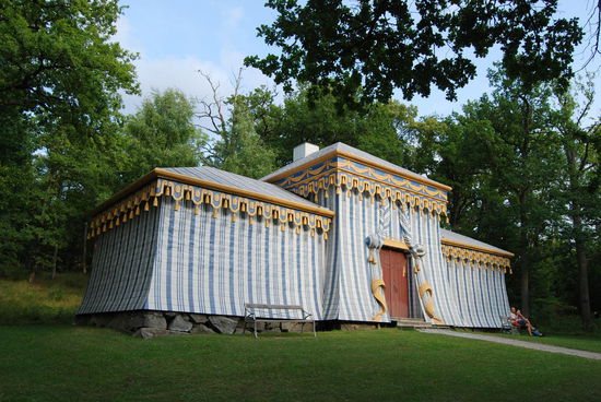 Wachtzelt, gebaut aus Holz
