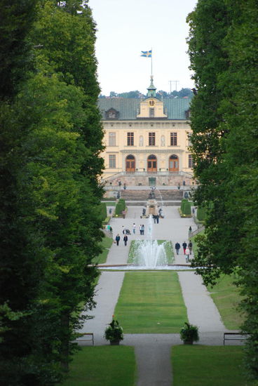 Blick vom Hügel am Ende des Gartens zum Schloß