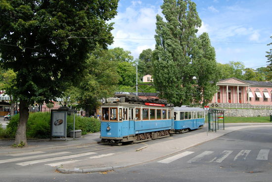 historische Bahn an der Haltestelle Skansen