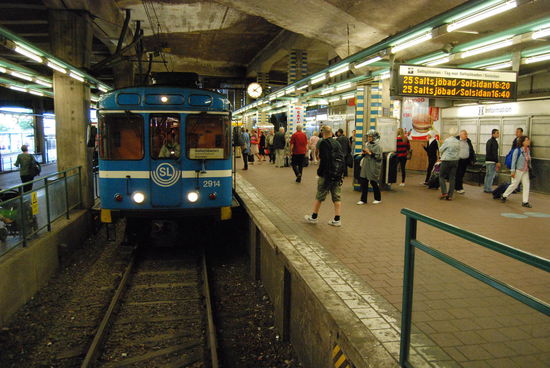 Slussen ist ein großer Verkehrsknoten, hier die Saltsjöbanan