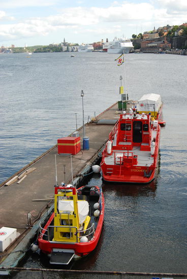 Blick über den Anleger der Rettungsboote zu den Fähren und Kreuzfahrtschiffen