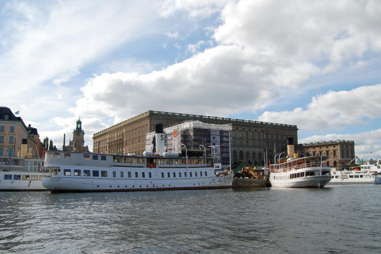 das königliche Schloß und die Storkyrkan mit Rundfahrtbooten