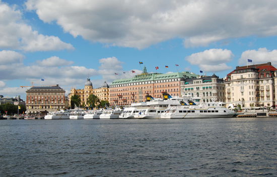 noch mehr Rundfahrtboote an der Strömkajen mit dem Grand Hotel