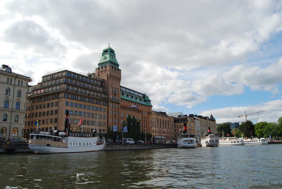 noch mehr Rundfahrtboote am Nybrokajen mit Radisson Blu Strand Hotell