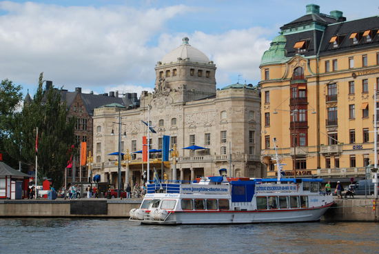 und auf der anderen Seite Dramaten