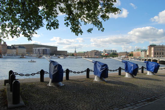 von hier wird Salut geschossen bei besonderen Ereignissen im Schloß gegenüber