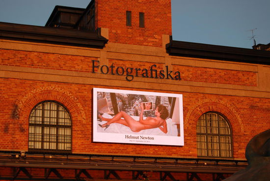 wechselnde Bilder am Giebel des Museums