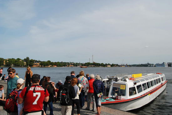 unser Rundfahrtboot legt an