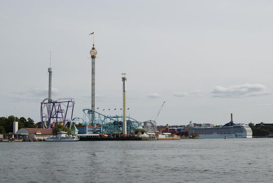 Vergnügungspark Gröna Lund mit Kreuzfahrtschiff MSC Musica