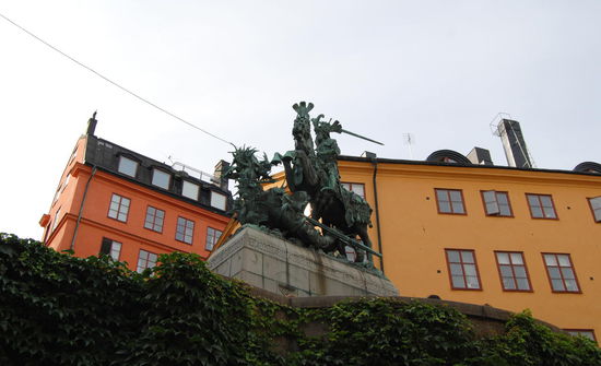 unterhalb von Köpmantorget mit der Skulptur Sankt Göran och draken, einer Kopie aus der Storkirkan