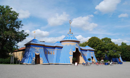 das große Kupferzelt, gebaut aus Holz