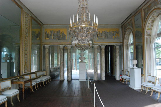 Blick durch das Fenster in den Saal