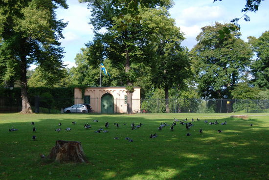 Einfahrt zum abgezäunten Teil des Parkes mit dem Haga-Schloß, wo Kronprinsessan Victoria mit ihrer Familie wohnt