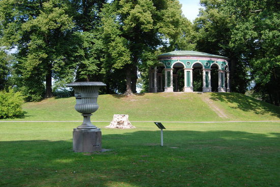 Ekotemplet mit einer Marmorurne, vier davon kaufte Gustav III auf seiner Italienreise, die zweite steht auf der anderen Seite des Zauns im Garten von Haga-Schloß, die beiden anderen stehen am Stockholmer Schloß