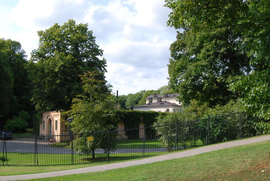 zum Haga-Schloß (viel mehr kann man leider nicht davon sehen)