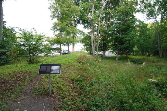 Reste eines alten Industiebahndammes, der vom Brunnsviken durch den Park zur Hauptstraße führte, der Damm ist größtenteils zu Wegen eingeebnet worden