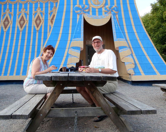 Fika - Kaffepause vor dem Kupferzelt