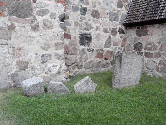 Runensteinfragmente neben der Kirche